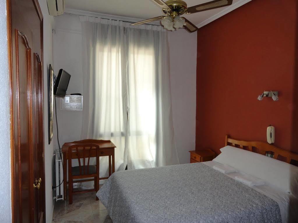 Hostal Fuencarral Kryse มาดริด ภายนอก รูปภาพ